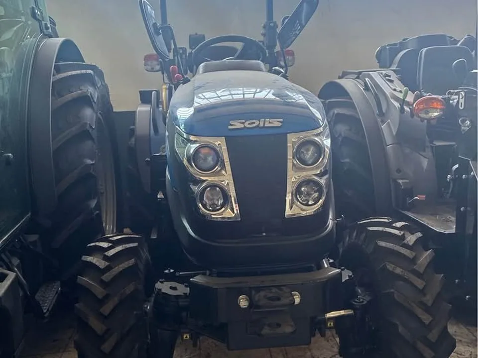 Trator Solis S26+ novo em exposição na Rui Cabo & Matos, em Santo Tirso